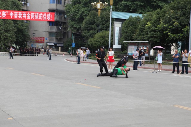 制服歹徒.JPG